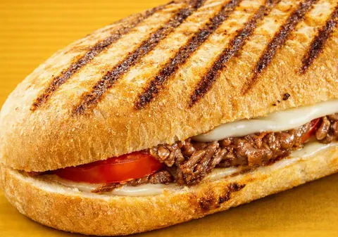 Panini grillé, viande et fromage fondu