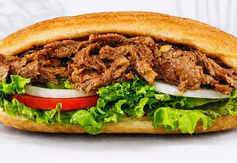 Sandwich kebab en baguette, salade, tomate et oignon