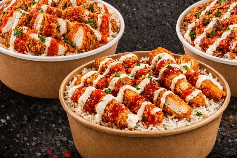 Bols de riz avec tenders et sauces